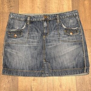 Tommy Hilfiger❤️🤍💙 distressed denim mini skirt, so cute‼️ Size 14, no stretch